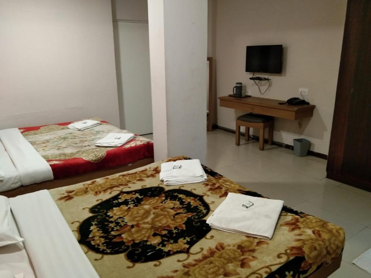 Hotel Preethi Palace Уті Екстер'єр фото