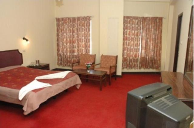 Hotel Preethi Palace Уті Номер фото