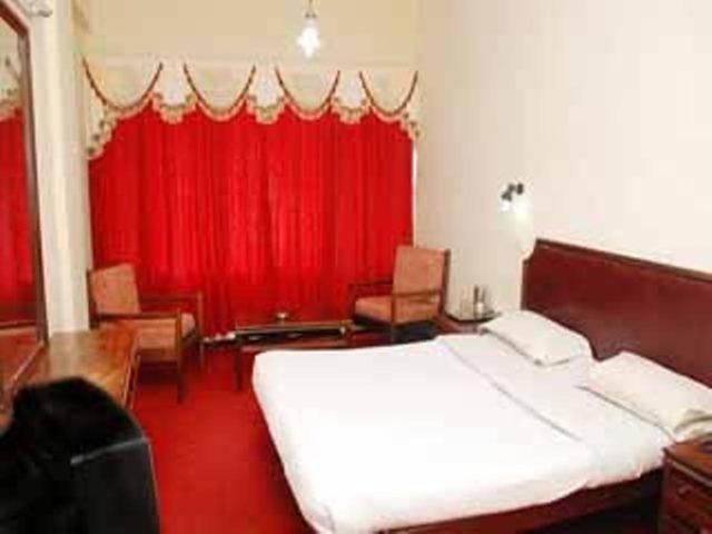 Hotel Preethi Palace Уті Номер фото