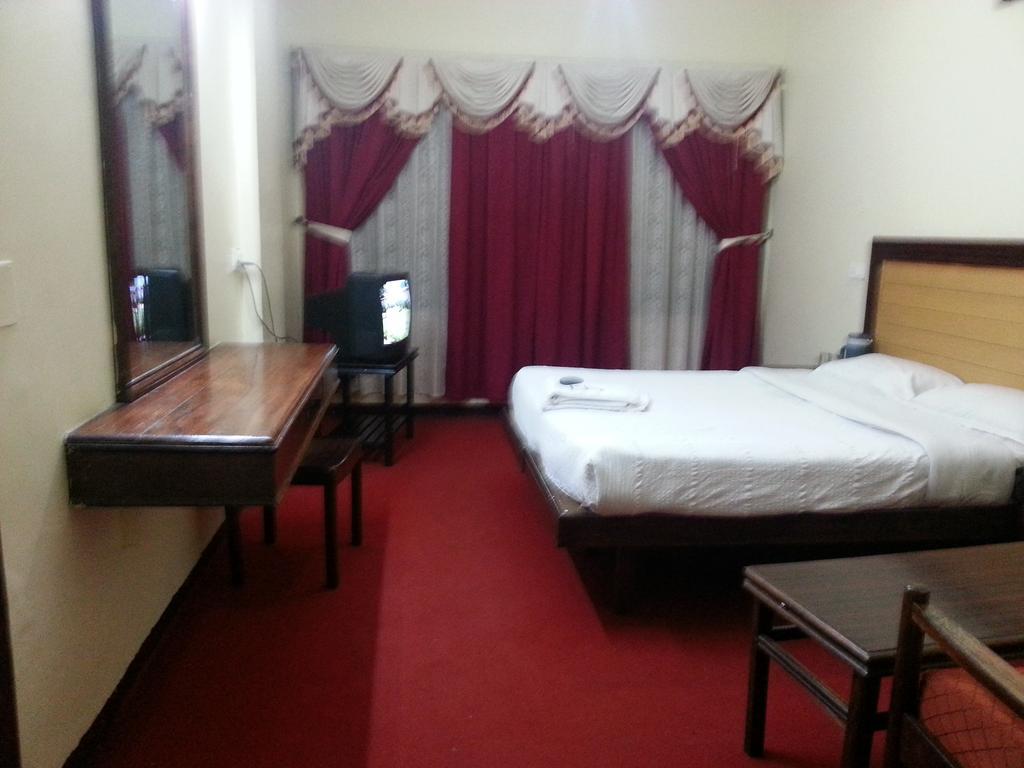 Hotel Preethi Palace Уті Номер фото