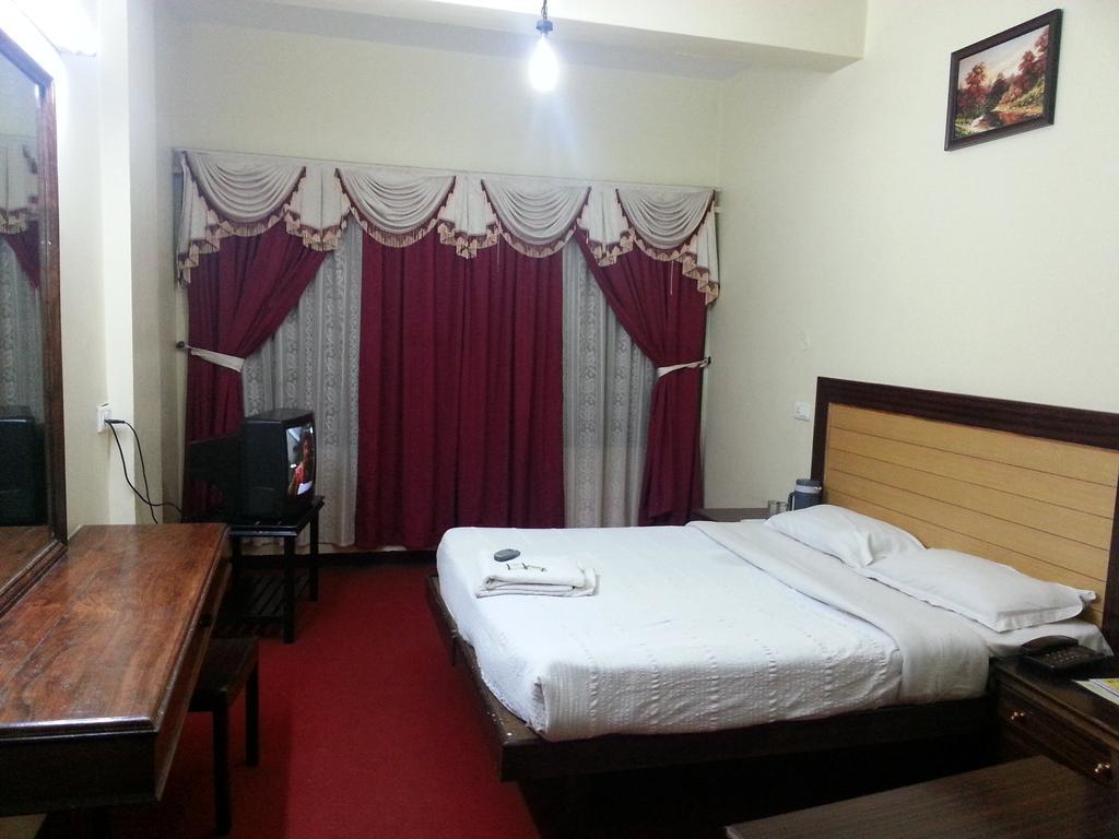 Hotel Preethi Palace Уті Номер фото