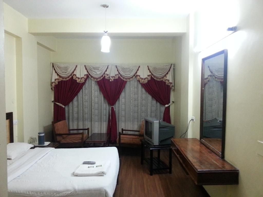 Hotel Preethi Palace Уті Номер фото