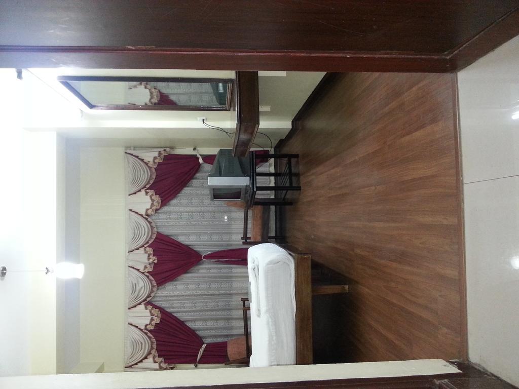Hotel Preethi Palace Уті Номер фото