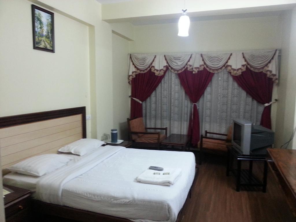 Hotel Preethi Palace Уті Номер фото