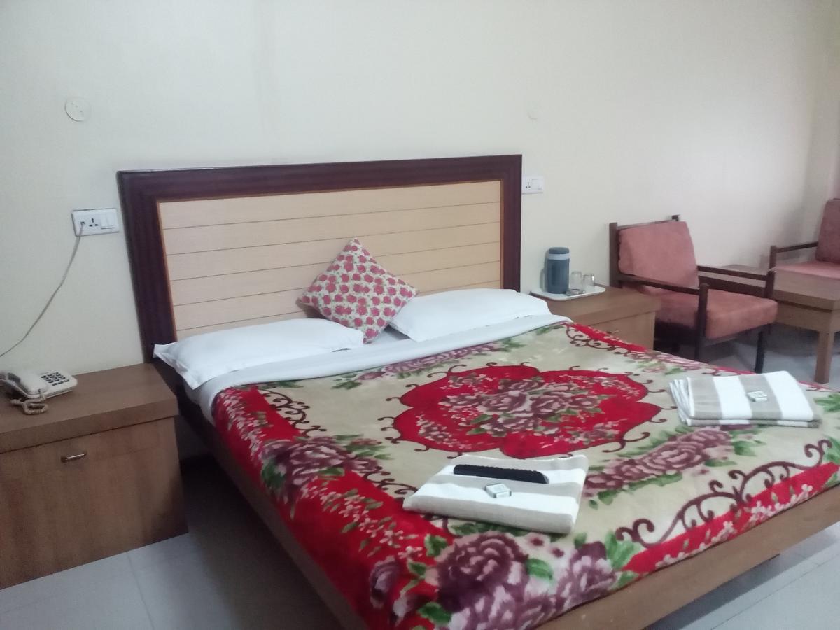 Hotel Preethi Palace Уті Екстер'єр фото