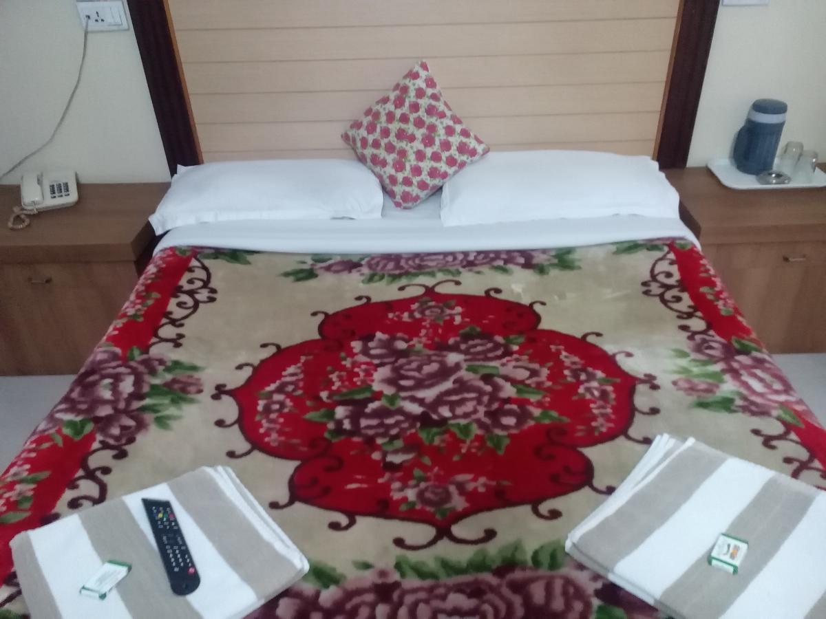 Hotel Preethi Palace Уті Екстер'єр фото