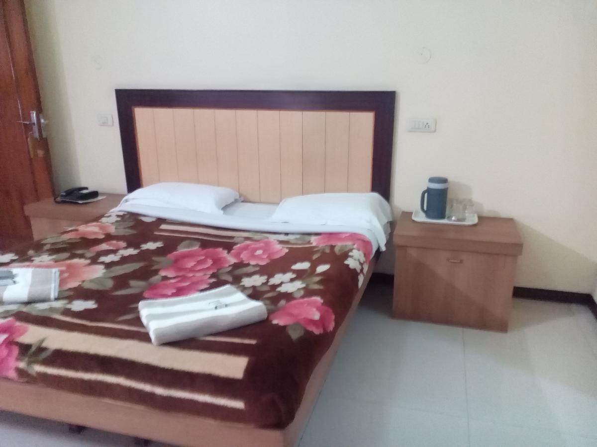 Hotel Preethi Palace Уті Екстер'єр фото