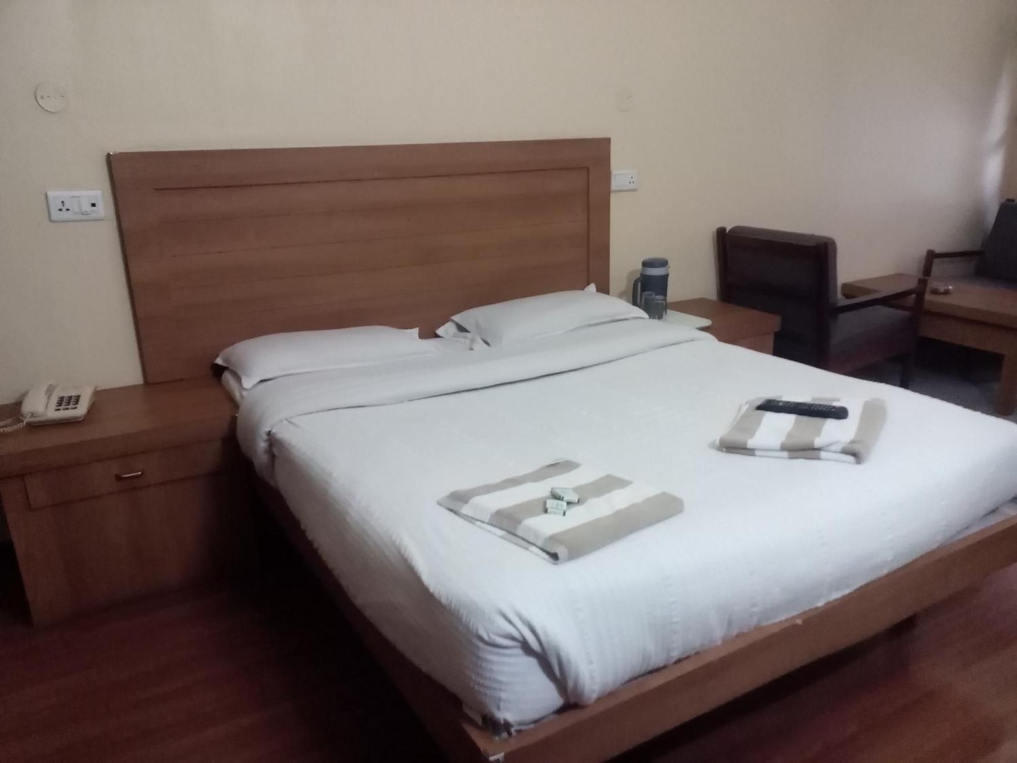 Hotel Preethi Palace Уті Екстер'єр фото