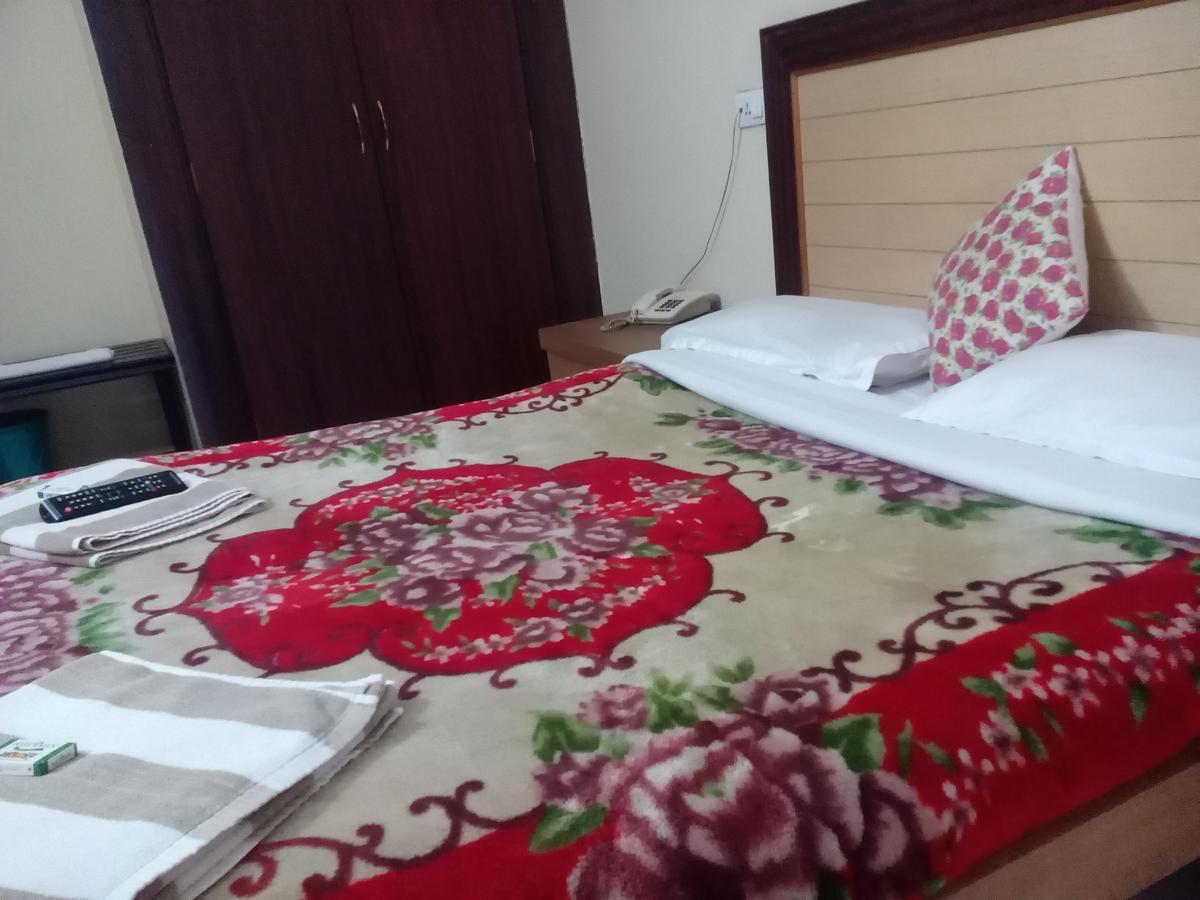 Hotel Preethi Palace Уті Екстер'єр фото